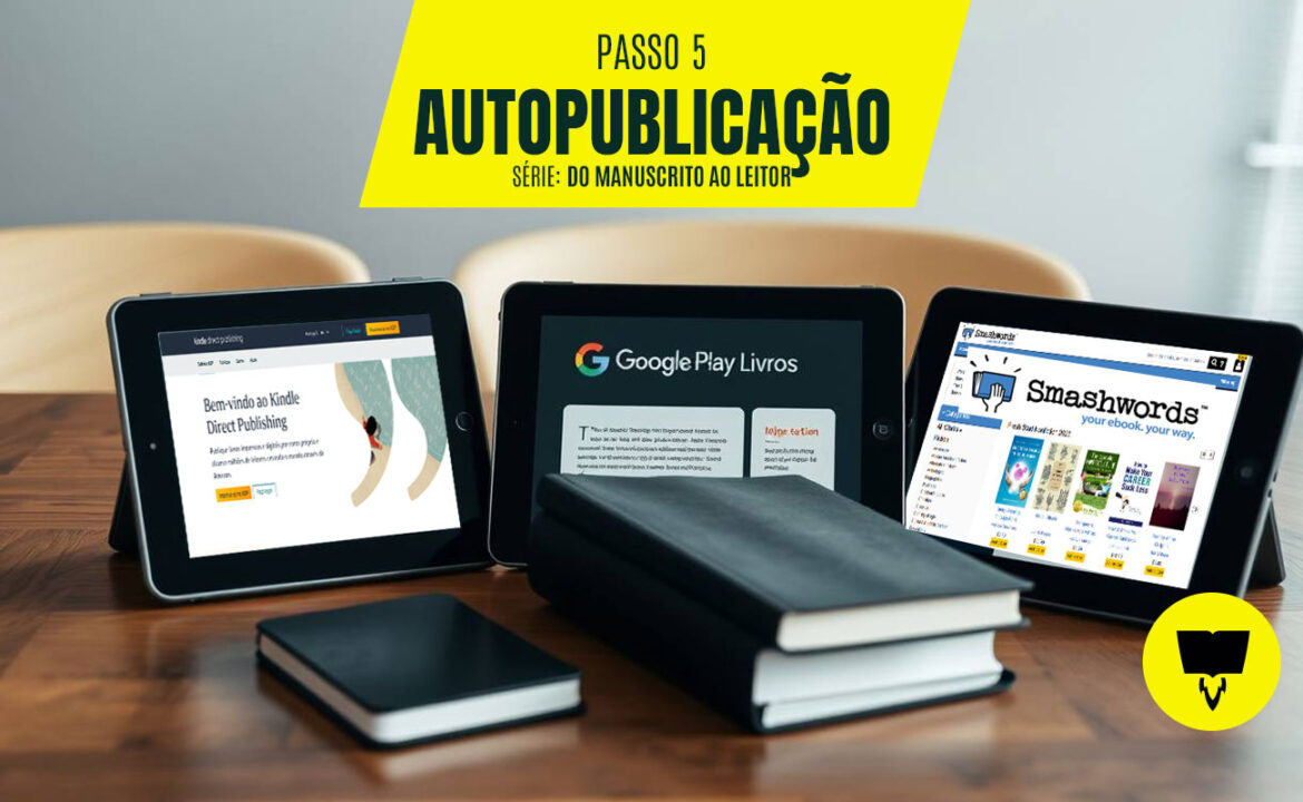 Três tablets e um caderno em uma mesa de madeira. Os tablets exibem interfaces de autopublicação de livros digitais: Kindle Direct Publishing, Google Play Livros e Smashwords. O texto em amarelo no topo diz "PASSO 5: AUTOPUBLICAÇÃO, SÉRIE: DO MANUSCRITO AO LEITOR".