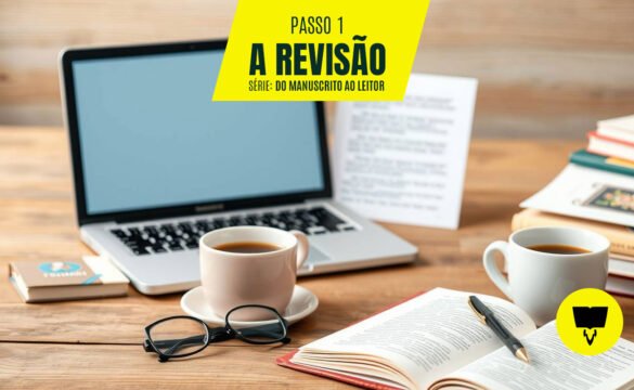 Mesa com notebook, café e livros, e a titulagem passo 1 - a revisão - série do manuscrito ao leitor
